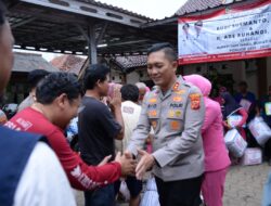 Kapolres Beserta Ketua Bhayangkari Cabang Polres Bogor Berikan Bansos untuk Korban Banjir