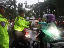 Jelang Berbuka Puasa, Kapolres Bogor Bersama Pejabat Utama Serta Jajaran Bagikan Takjil kepada Warga Yang Melintas