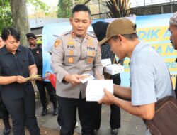 Polres Bogor Bagikan Takjil Dan Stiker “Mudik Aman Keluarga Nyaman” Dan Himbauan Layanan 24 Jam Call Center 110 Polres Bogor