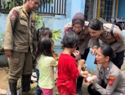 Polwan Polres Bogor Giat Evakuasi Serta Pendampingan Trauma Healing Terhadap Korban Musibah Banjir Bandang Di Bojong Kulur
