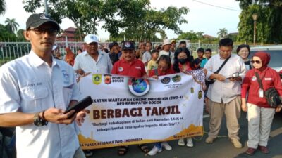 Ikatan Wartawan Online Indonesia DPD Kabupaten Bogor Berbagi Takjil Ramadhan 1446 H