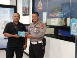 Petugas Unit BPKB Berikan Layanan Penyerahan Dokumen dengan Humanis