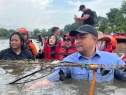 Bupati Bogor Rudy Susmanto Ikut Turun Tangkap 220 Kilogram Ikan Sapu-Sapu