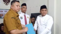 RESMI: Kades Rawa Panjang Mohammad Agus Tanda Tangani Surat Mundur di Depan Camat