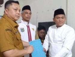 RESMI: Kades Rawa Panjang Mohammad Agus Tanda Tangani Surat Mundur di Depan Camat