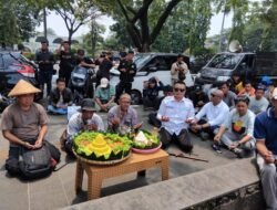 Syukuri OTT KPK, Petani Milenial Potong Tumpeng dan Sembelih Kambing di Depan BPN Bogor